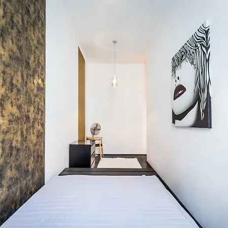 Bpr B&w Elegant Apartment Budapest