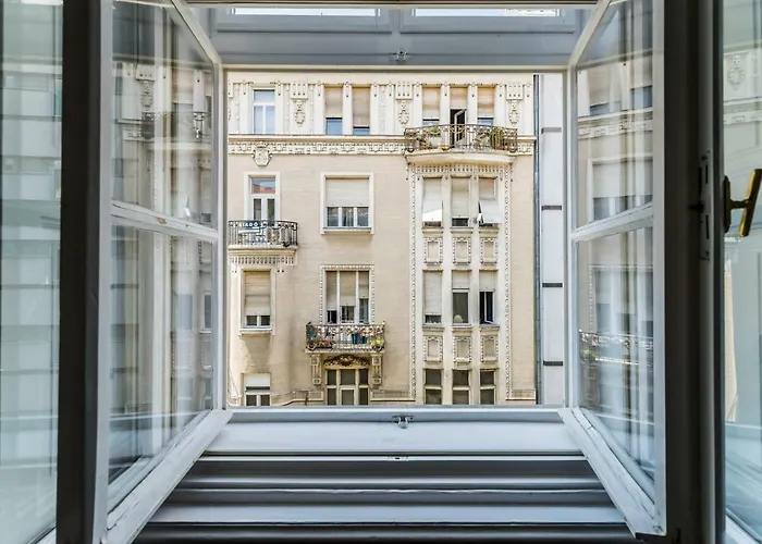 Bpr B&w Elegant Budapest