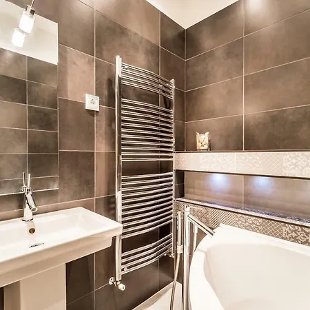 Apartment Bpr B&w Elegant Budapest