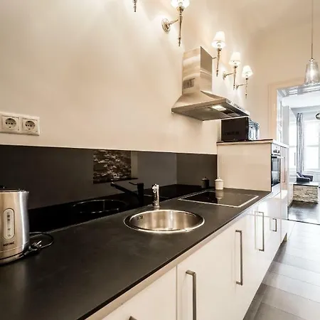 Bpr B&w Elegant * Budapest