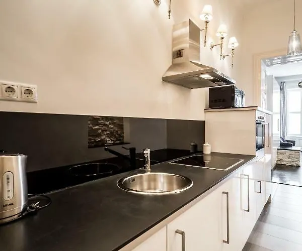 Bpr B&w Elegant * Budapesta