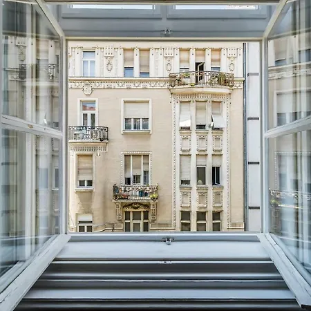 Bpr B&w Elegant Budapešť